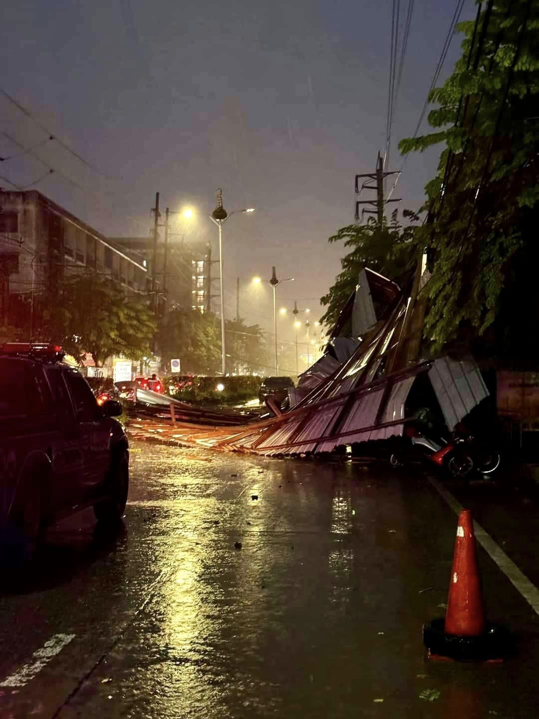 ฝนถล่มนนท์ ลมกระโชกแรง‼️ โครงหลังคาสังกะสีพัดปลิวกีดขวางถนน+เสาไฟหัก+ไฟฟ้าดับแถว รพ.พระนั่งเกล้า