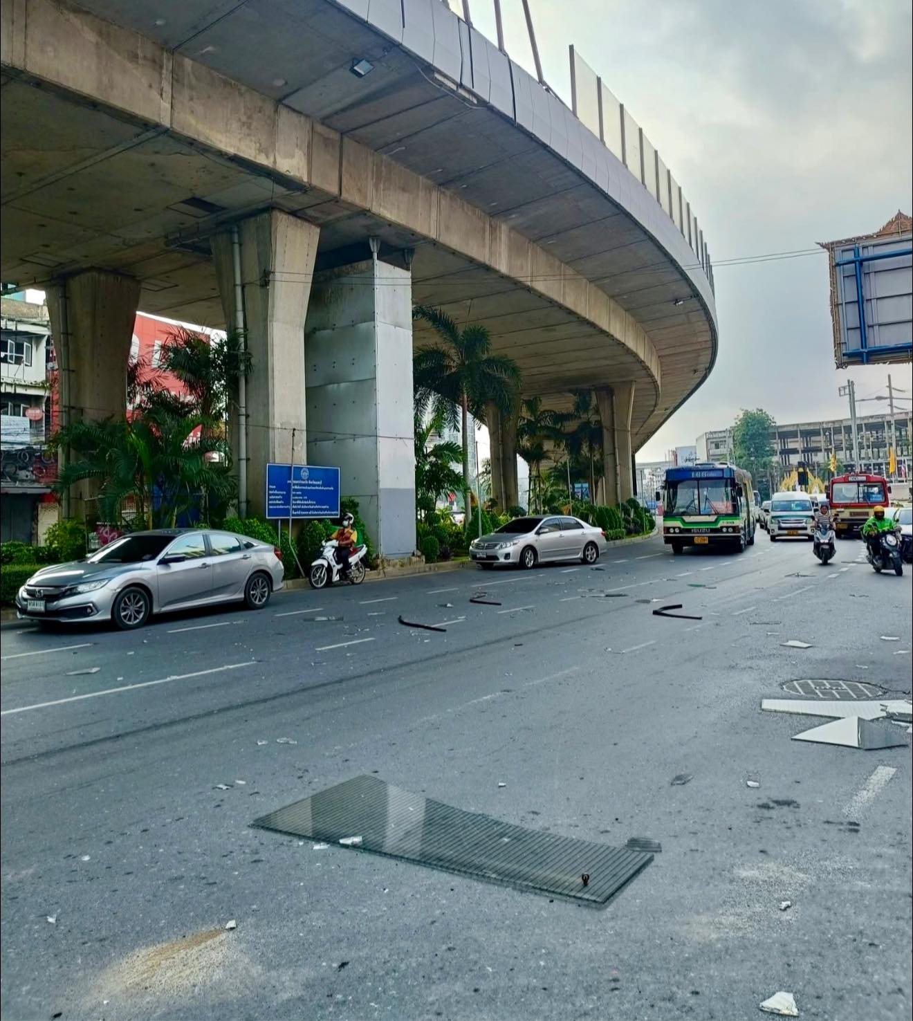 แผ่นราวกันบนสะพาน ตกลงมาแตกถนนด้านล่าง หน้าเมเจอร์ปากเกร็ด