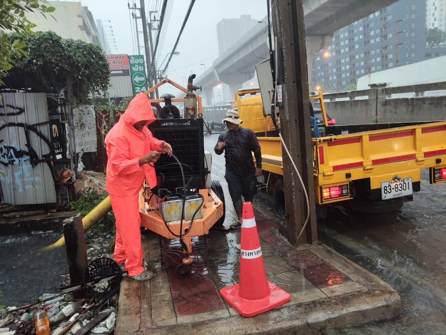ฝนฟ้าคะนองถล่ม น้ำท่วมรอระบายหลายจุด โดยเฉพาะโซนเมืองนนท์ – เจ้าหน้าที่ยังคงเร่งระบายต่อเนื่อง
