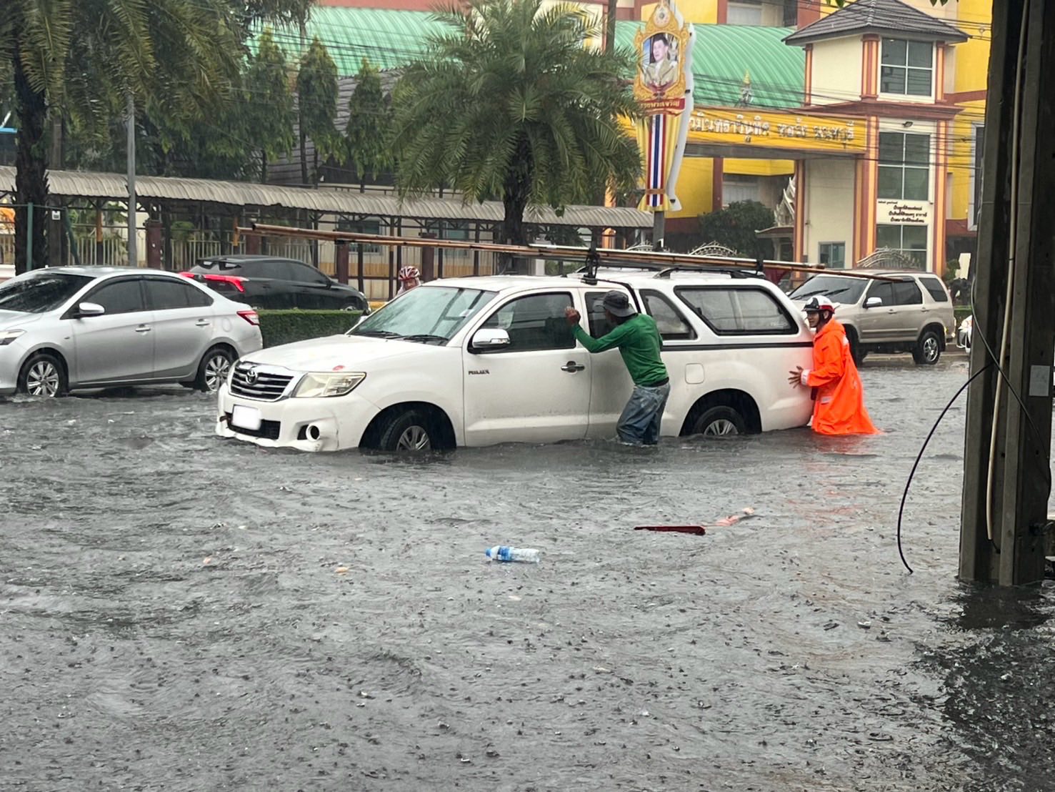ฝนฟ้าคะนอง ถล่มมีน้ำท่วมรอระบายบางจุด เจ้าหน้าที่เร่งดำเนินการ