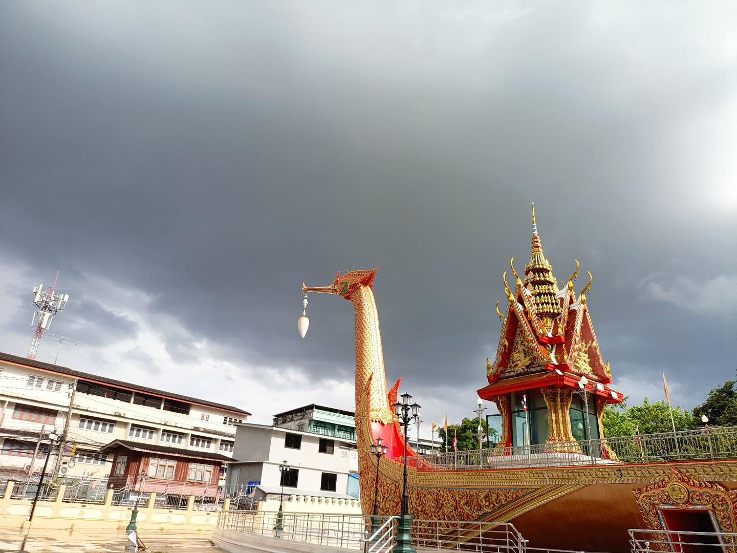 ภาพงามตามฟ้าฝน : โบสถ์เรือสุพรรณหงส์ วัดชลอ