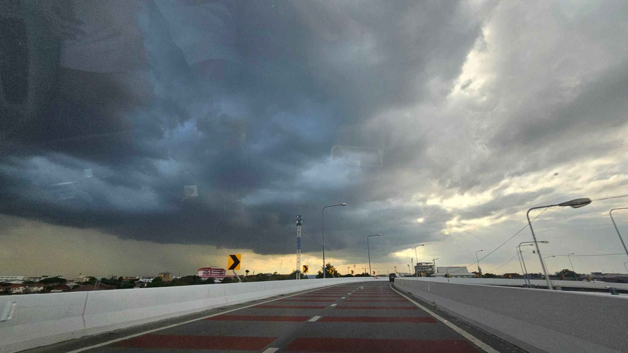 ร้อนจัดๆอัดอั้นมาหลายวัน ฝนฟ้าคะนอง ฝนตกหนัก ลมแรง เน้นๆ