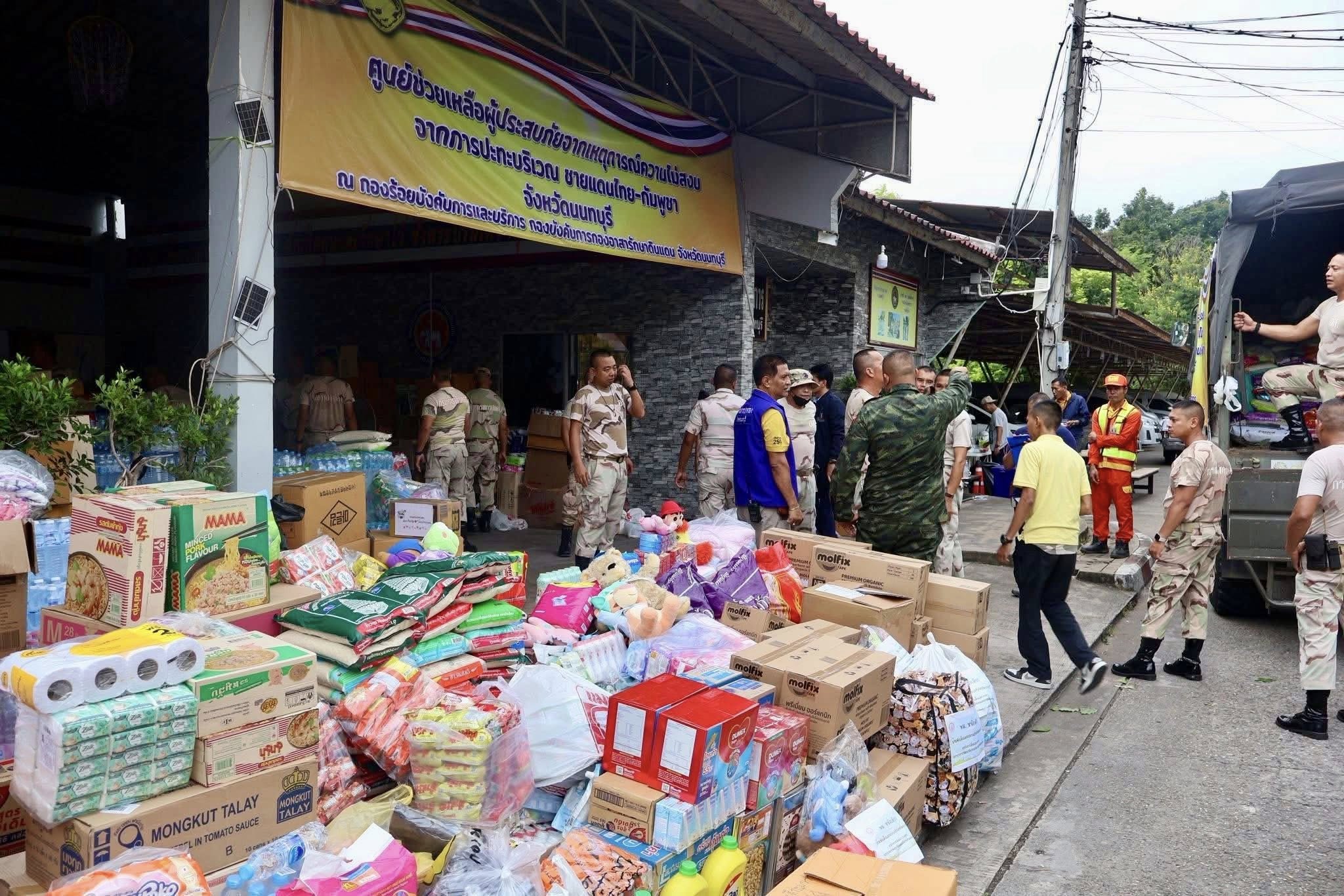 น้ำใจชาวนนทบุรี ร่วมบริจาคสนับสนุนสิ่งของให้ผู้ประสบภัย และให้กำลังใจทหาร