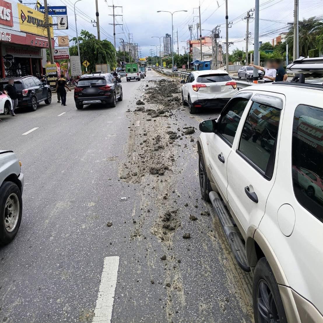 ดินตกหล่นเกลื่อนถนน เสี่ยงอุบัติเหตุและรถติด เลี่ยงเมืองนนทบุรี