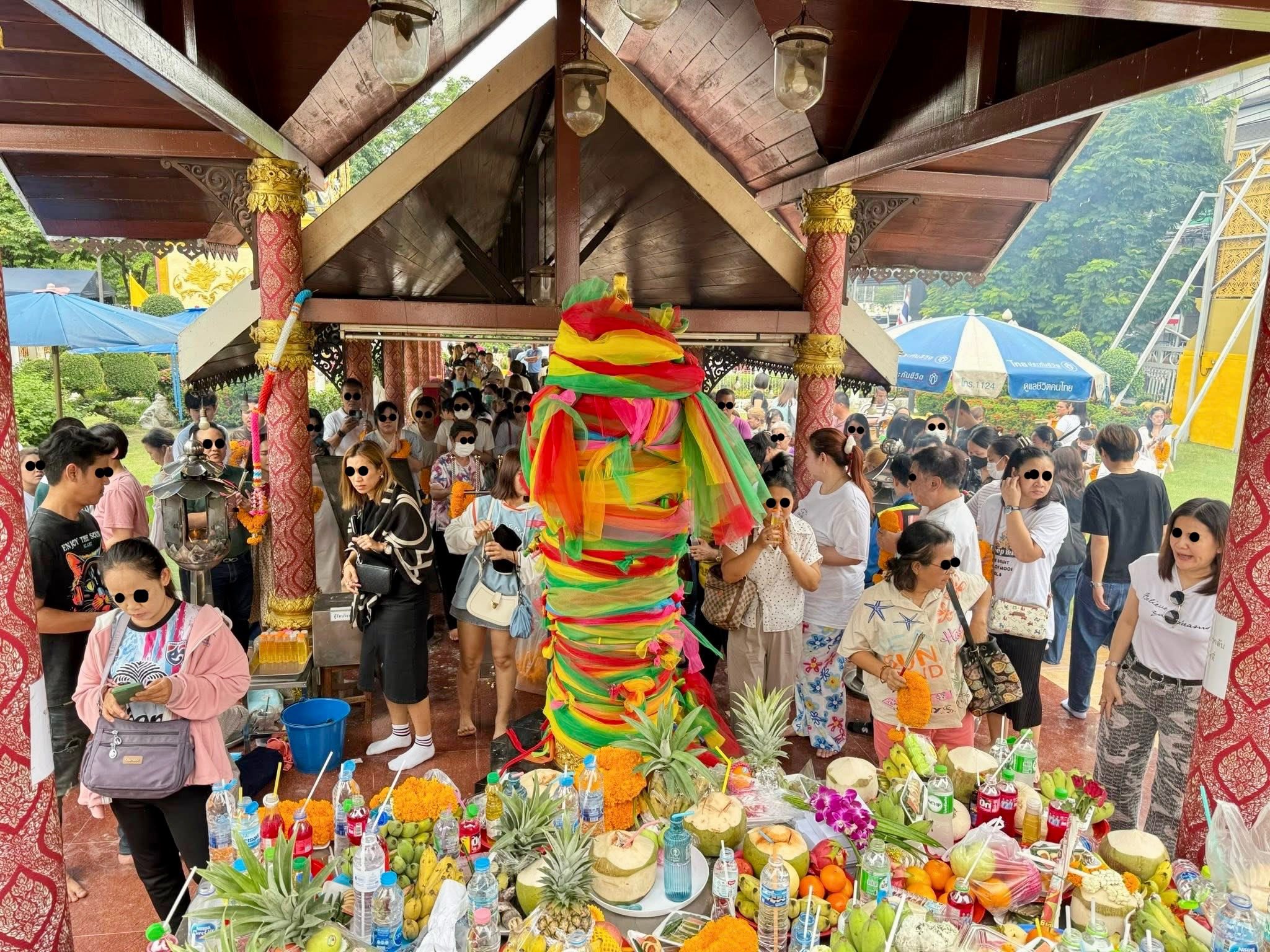 เนืองแน่นสุดๆ เสาร์ ๕ ของปี คนแห่สักการะขอพรศาลหลักเมืองนนทบุรี