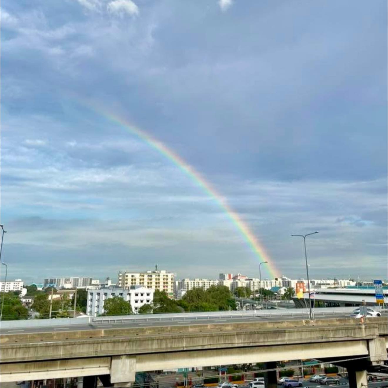 ว้าววว สาย รุ้ง 2 วงใหญ่ ชัดเเจ๋วแป๋วแหวว หลังฝนตก … มาไวไปไว