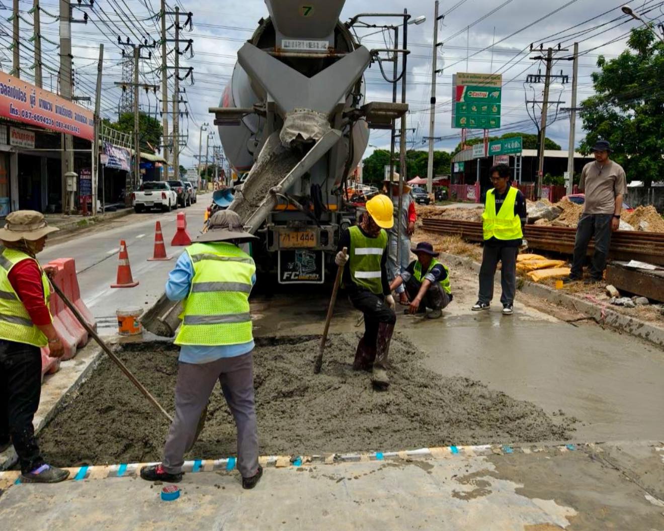 อัปเดต .. เหตุหลุมโพรงถนนทรุด หลังรถตกยางแตก 10 กว่าคัน บางกรวย-ไทรน้อย