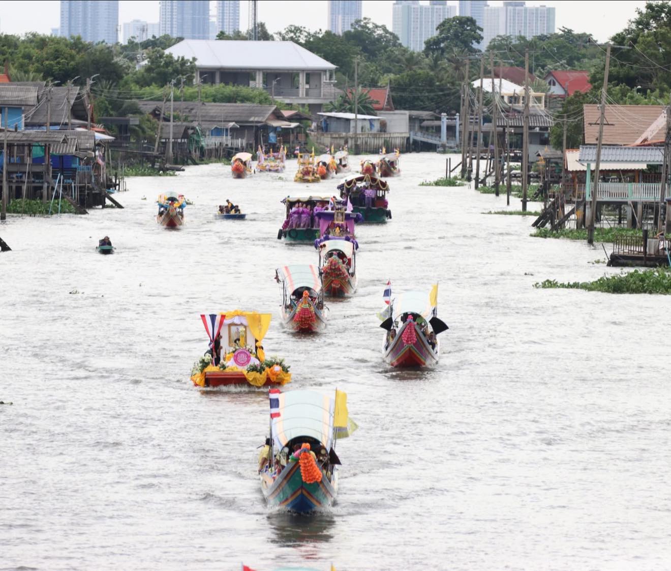 บรรยากาศ ประเพณีหล่อเทียนและแห่เทียนพรรษาทางน้ำนนทบุรี
