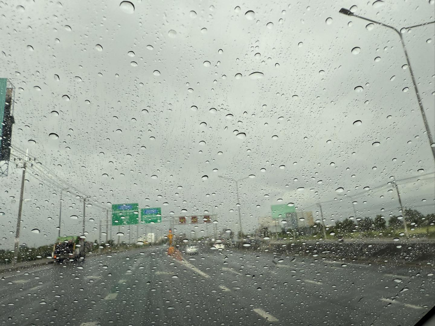 อึมครึมๆ ฝนตก ตกแรง-เบาหลายแห่งนนทบุรี ที่ไหนเป็นไง ?