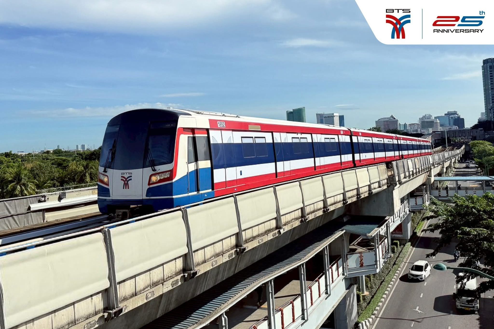 ขบวนรถไฟฟ้าธงชาติไทยที่ยาวที่สุด
