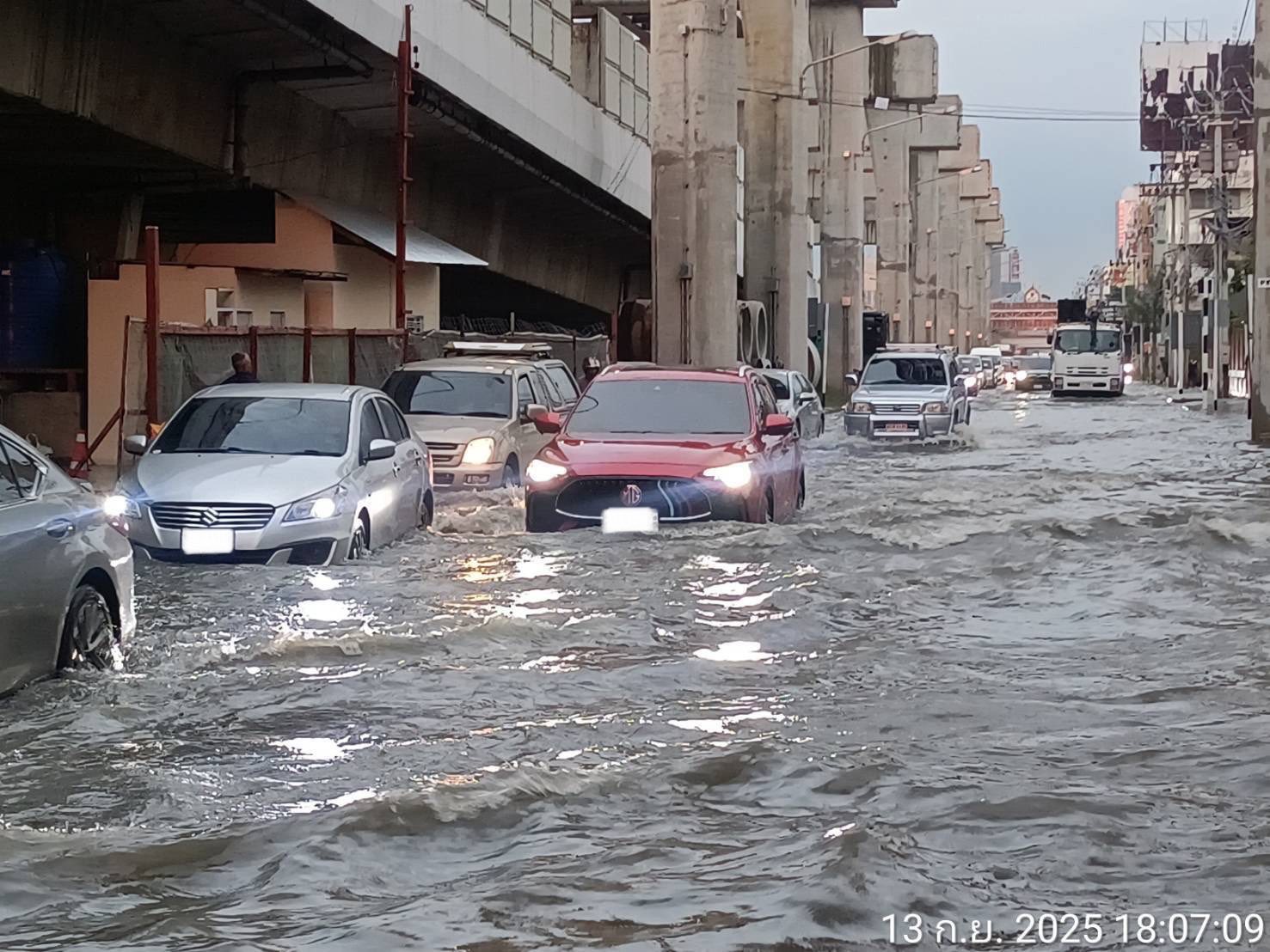 ฝนฟ้าคะนอง มาอีกแล้วๆ ฝนตกหนัก นนทบุรี หลายแห่ง มีน้ำท่วมขัง