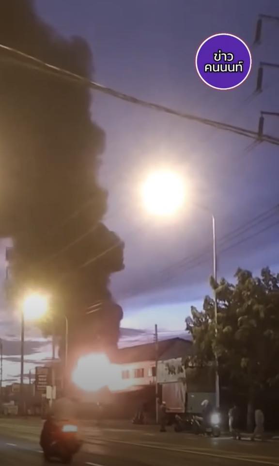คลิปนาที … ไฟไหม้บ้านร้านวัสดุก่อสร้าง ซอยวัดลาดปลาดุก