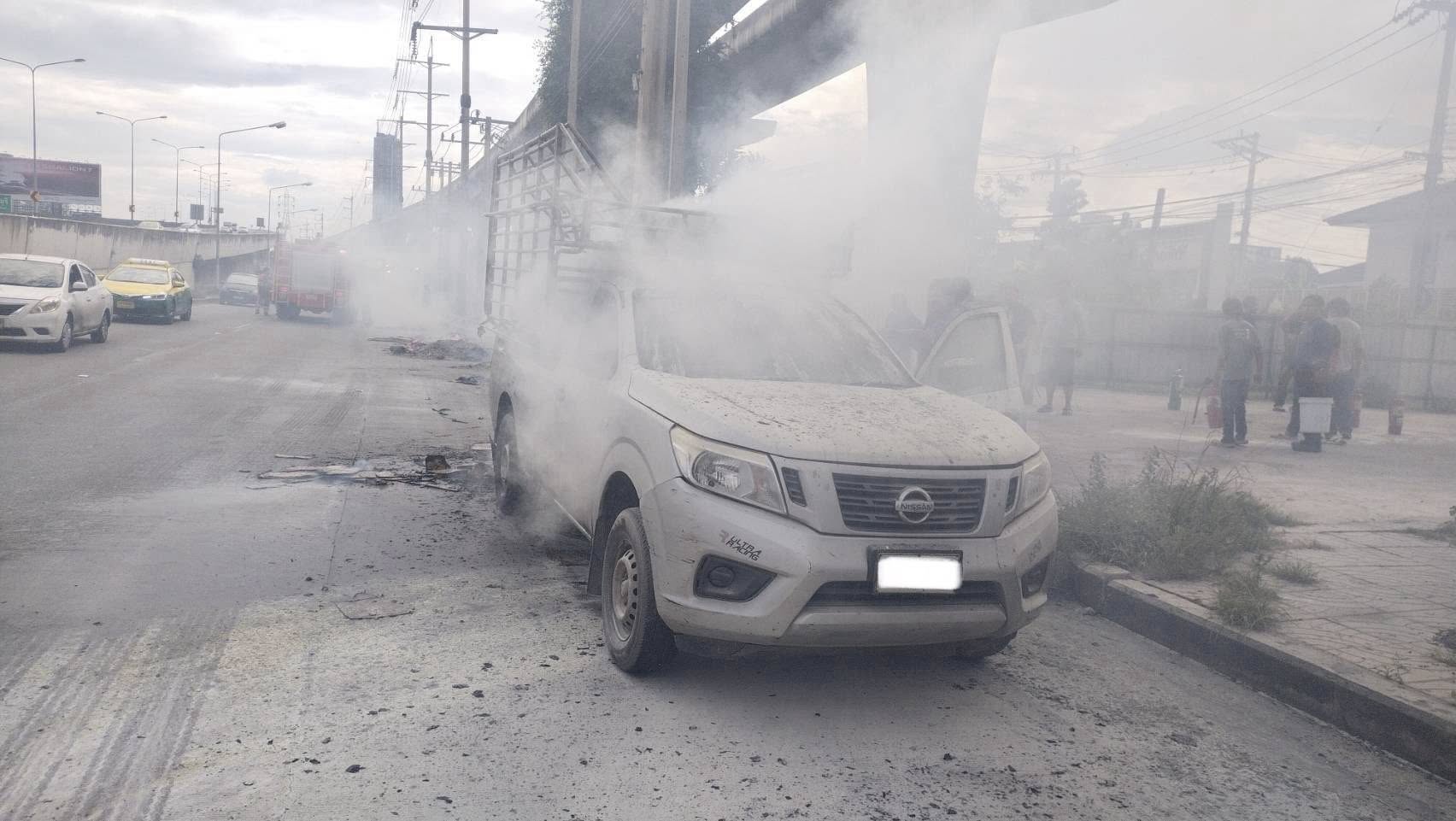 เหตุเพลิงไหม้ท้ายรถกระบะบรรทุกกระดาษ ถนนรัตนาธิเบศร์ ขาออก