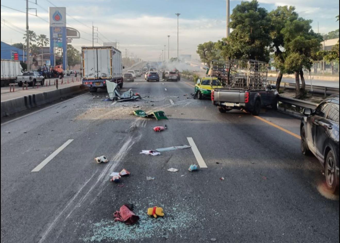 อุบัติเหตุใหญ่ รถชนกันซ้ำซ้อนหลายคัน บริเวณฝั่งขาเข้าถนนกาญจนาภิเษก