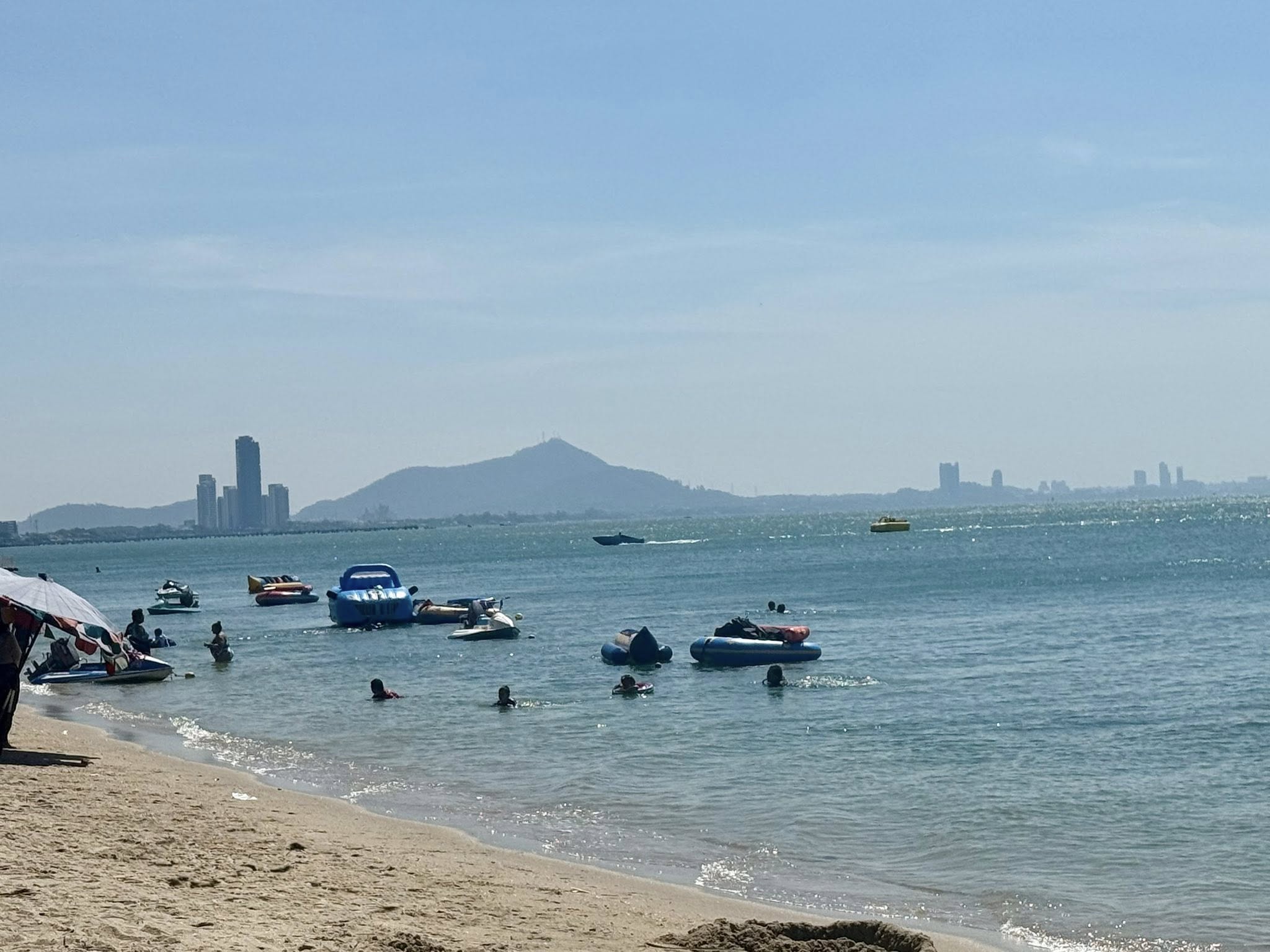 หนาวนี้..ที่ “บางแสน” ลมแรงเย็นๆ แต่แดดแรง