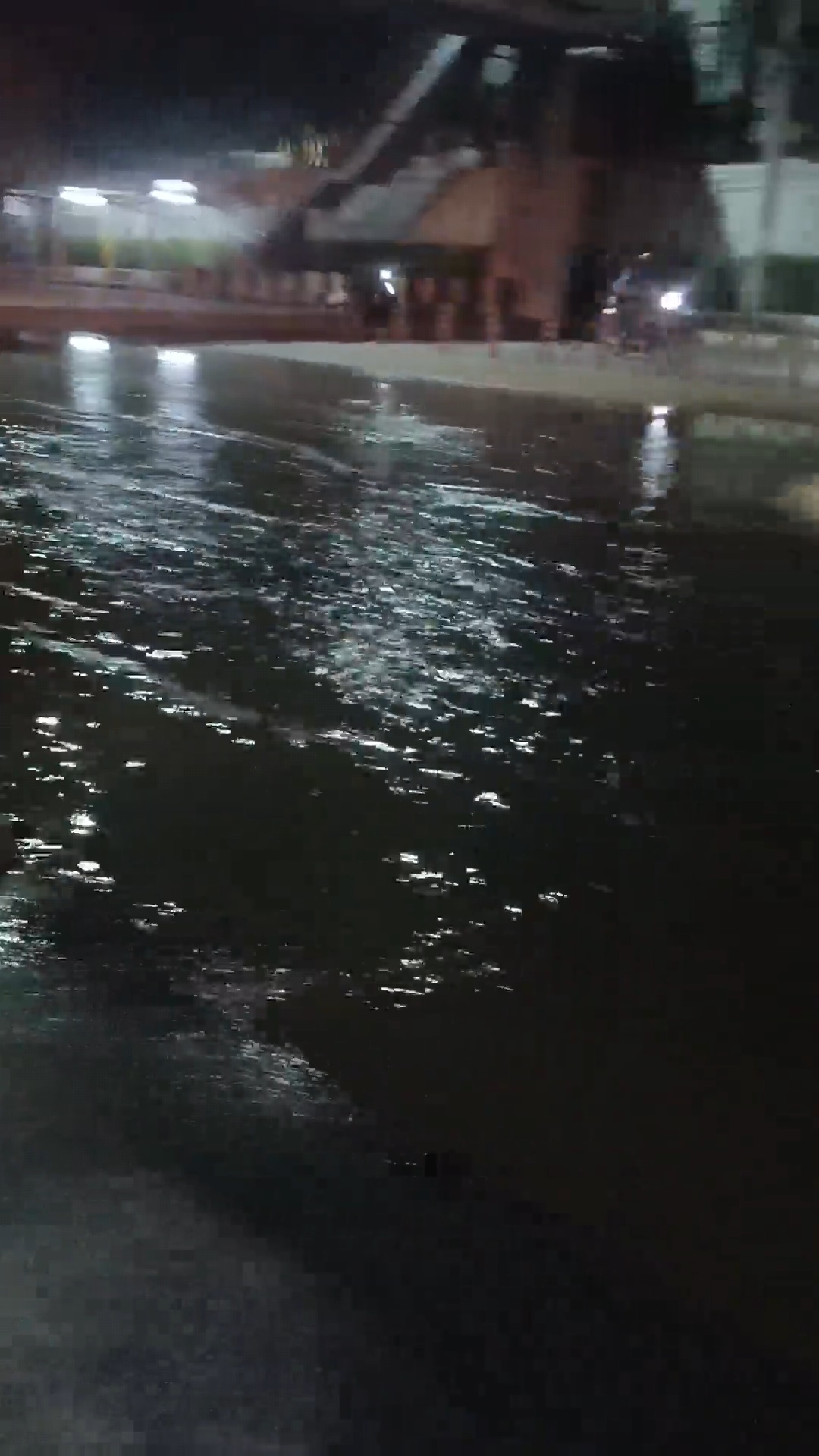 ท่อประปาแตก….น้ำท่วมถนน บริเวณ พิบูลสงครามซอย 16