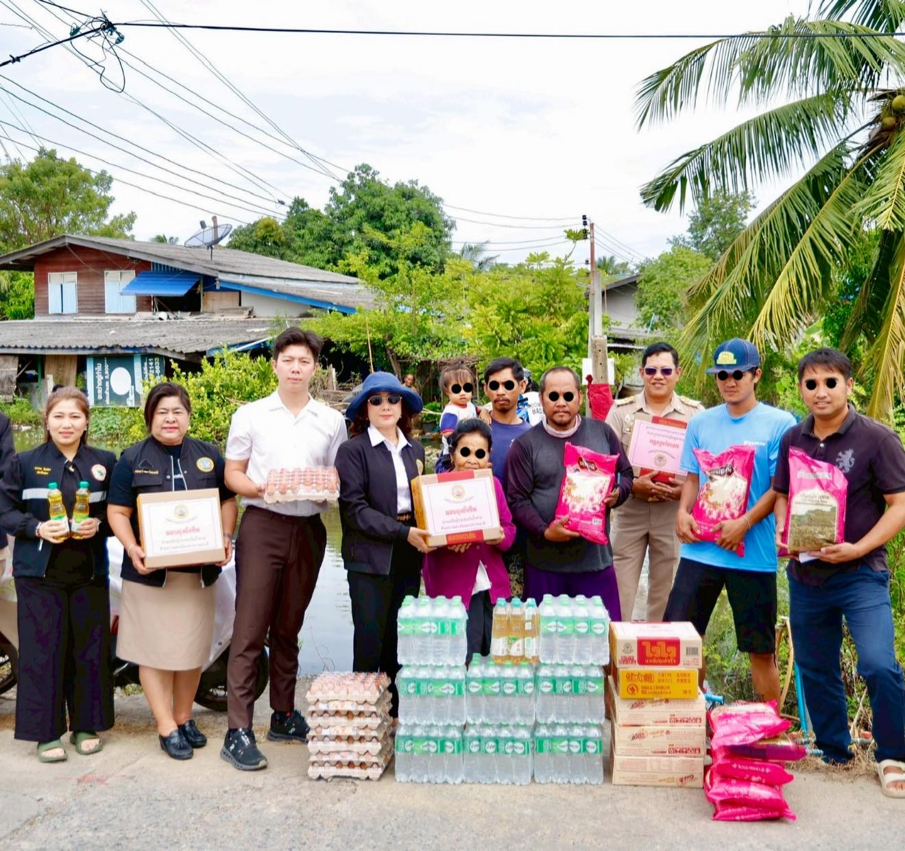 นครบางบัวทอง มอบถุงยังชีพ ให้ชุมชนริมคลองกว่า 200 หลังคาเรือน