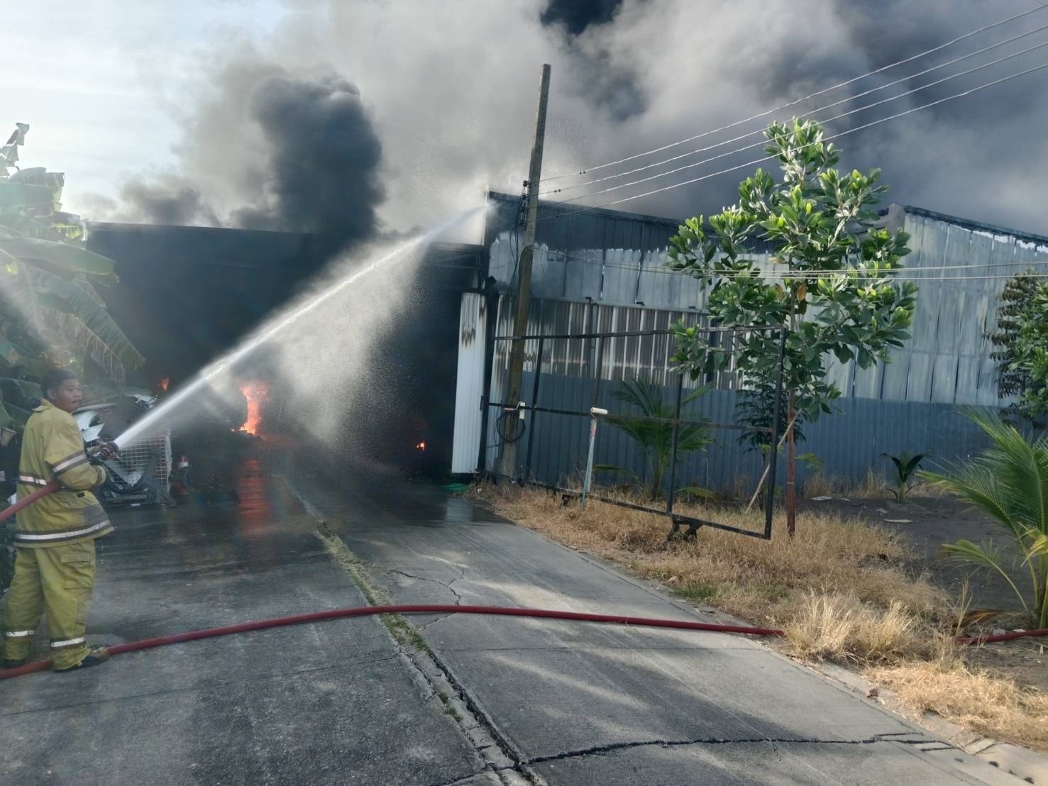 รับแจ้งมีเหตุ เพลิงไหม้ ใกล้เคียง ทางเข้าวัดใหญ่สว่างอารมณ์