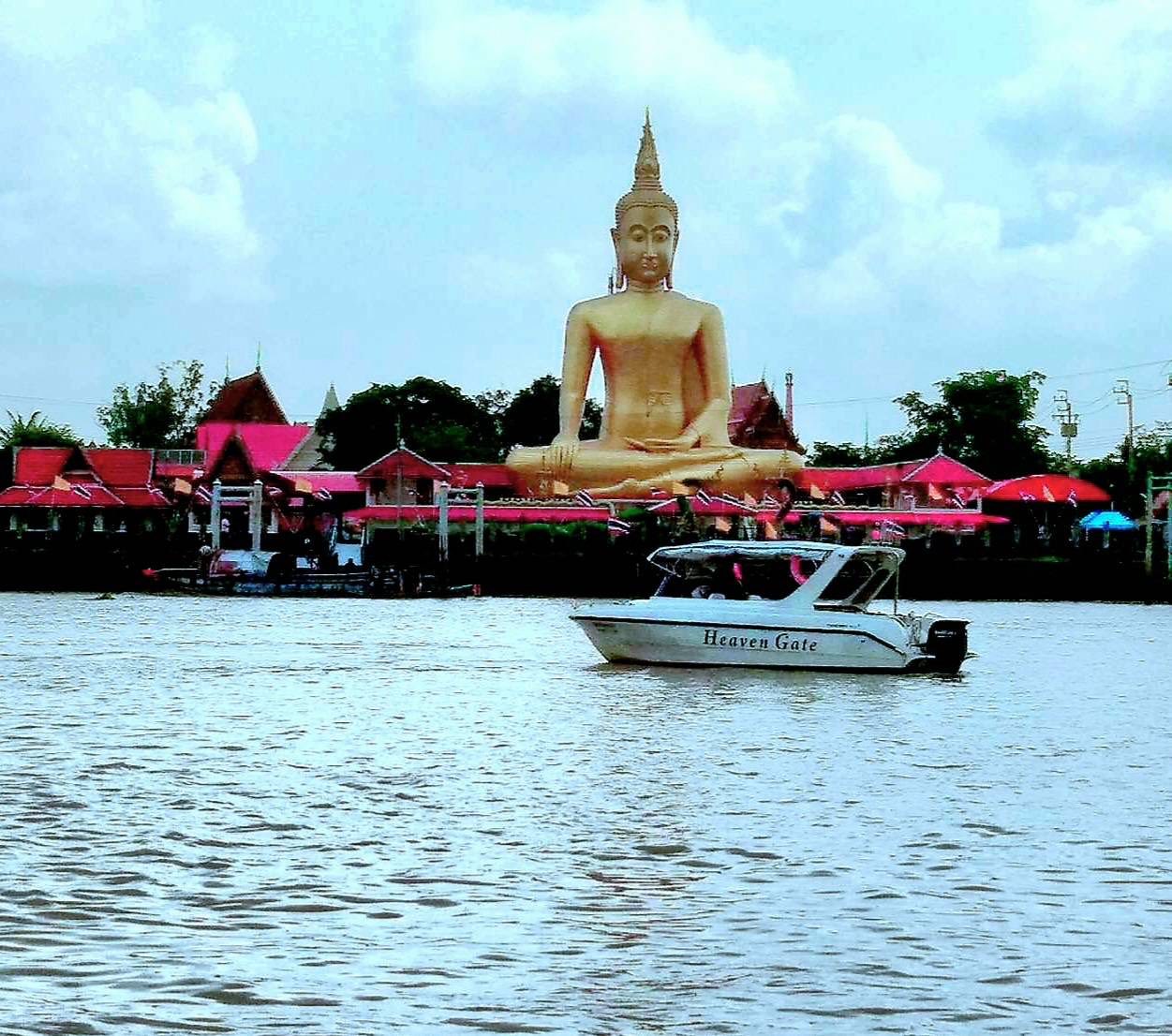 สัมผัสประสบการณ์ใหม่ ล่องเรือ นำเที่ยว ไหว้พระ 9 วัด ลอยอังคาร