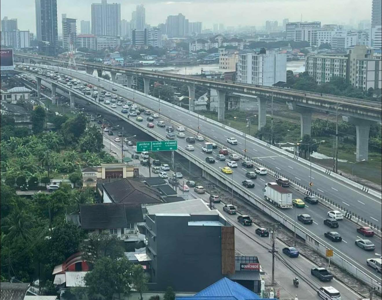 รถติดหนัก เมืองนนทบุรี ผลกระทบมาจากน้ำท่วมขังถนน