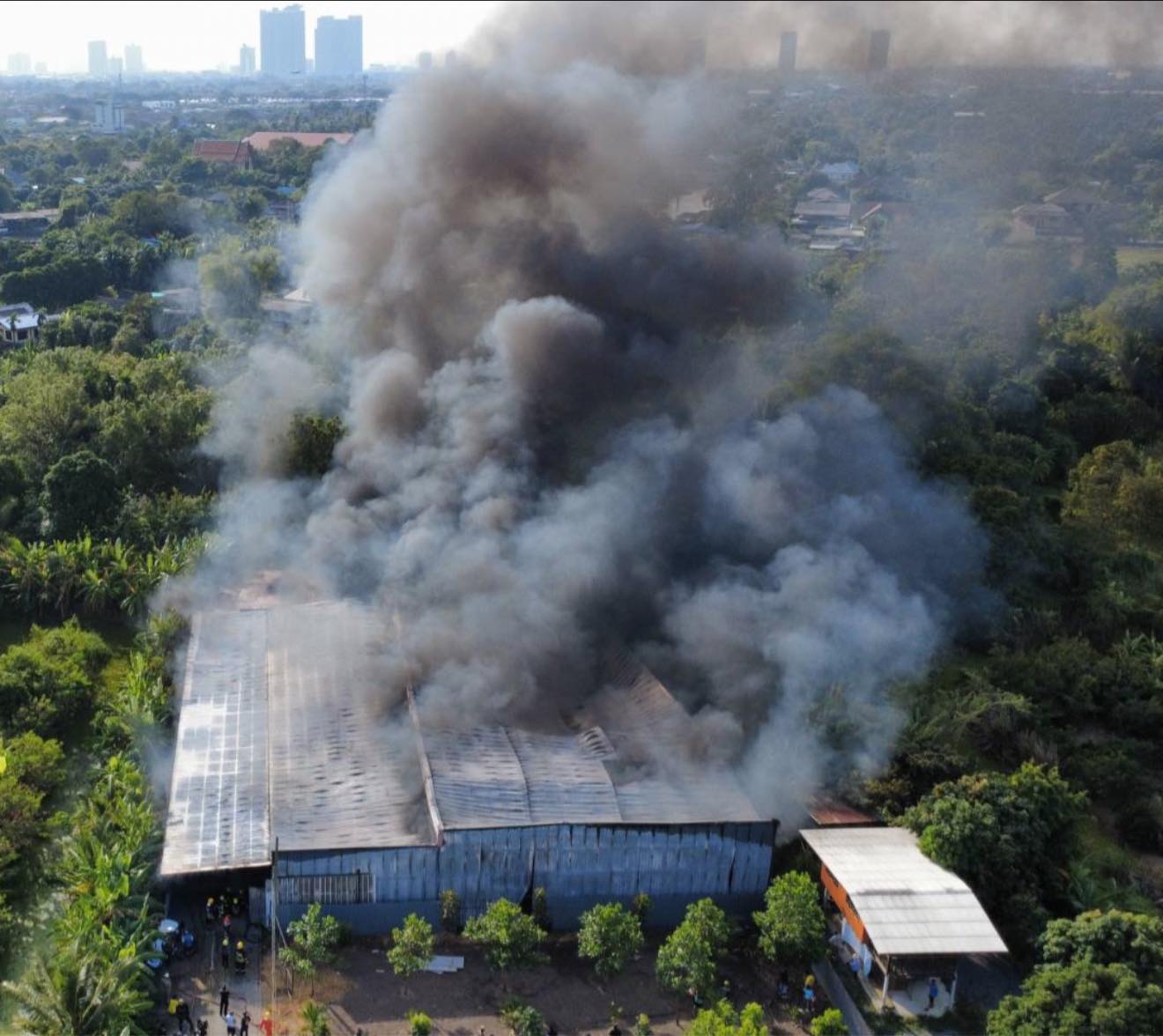 อัปเดต : เหตุไฟไหม้ อู่ซ่อมรถ ก่อนถึงวัดใหญ่สว่างอารมณ์