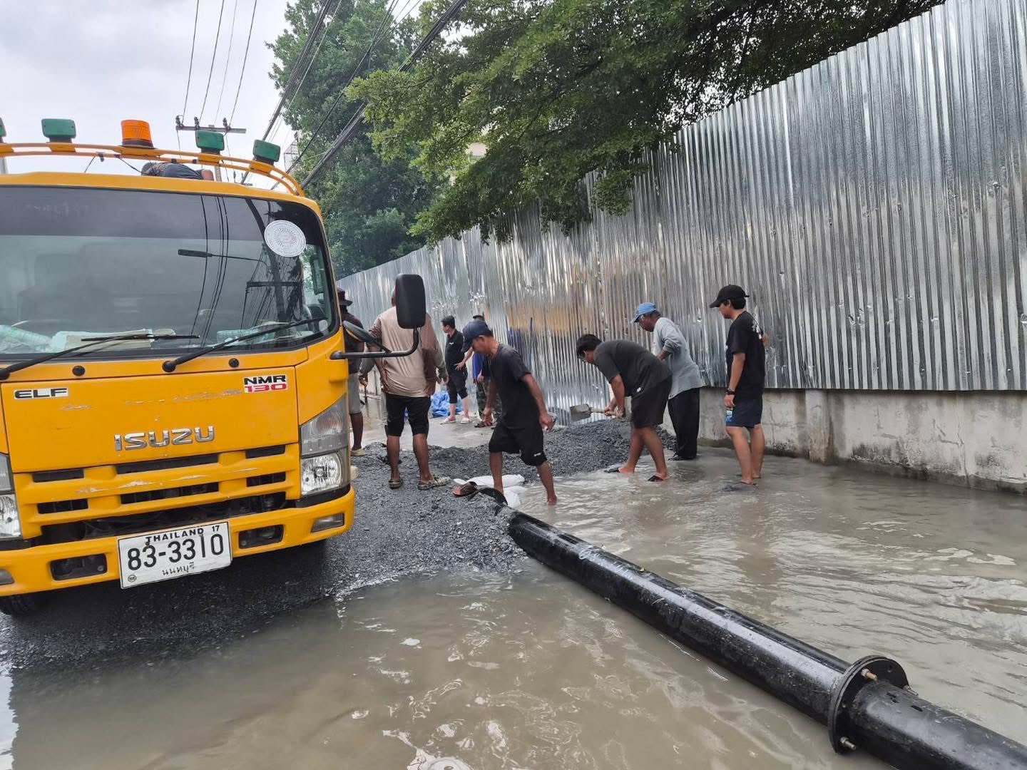 ป้องกันน้ำเอ่อล้นท่วมถนน