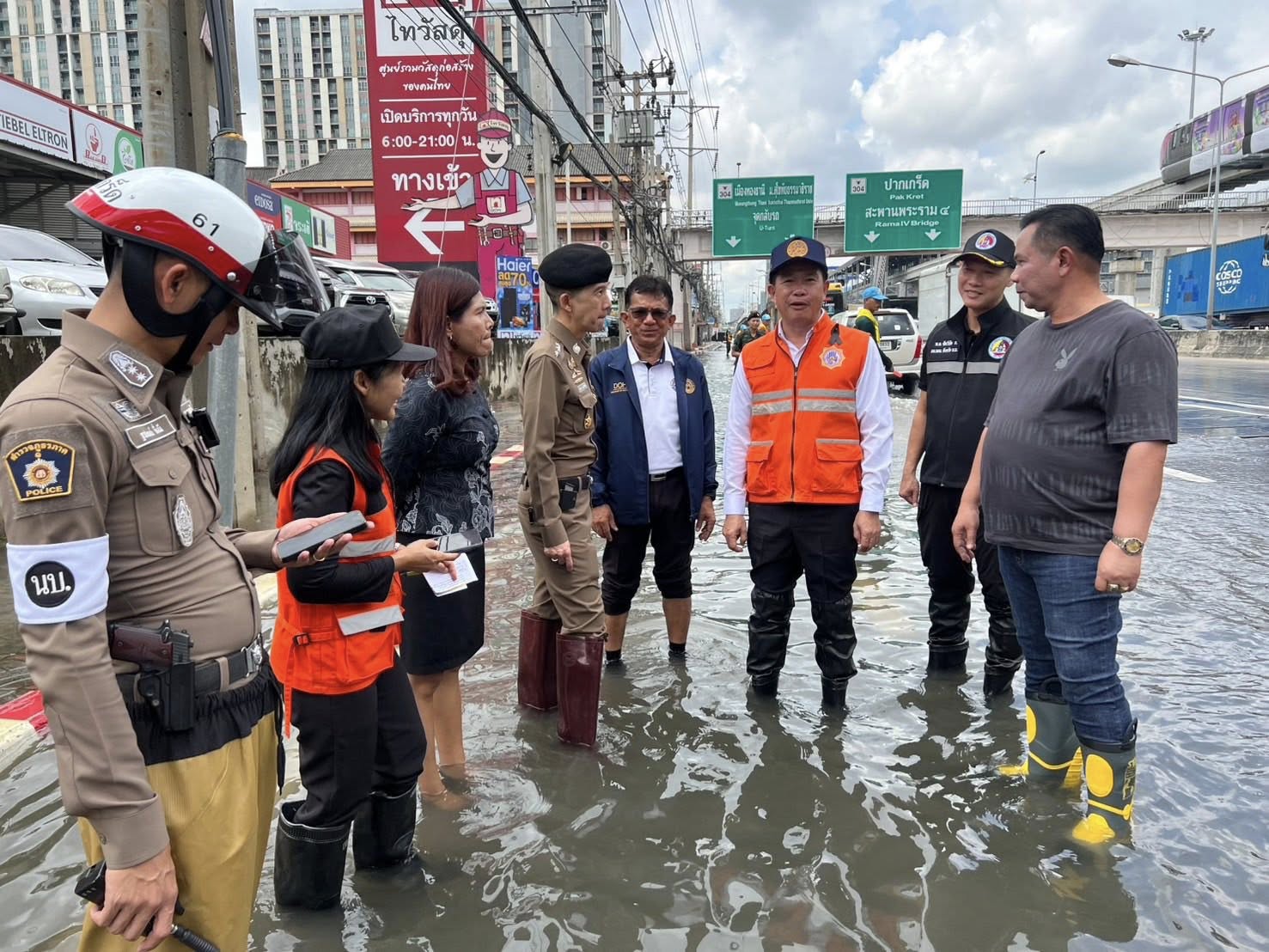 ผู้ว่านนทบุรี ลงพื้นที่ตรวจติดตามสถานการณ์ “น้ำท่วมถนนแจ้งวัฒนะ”