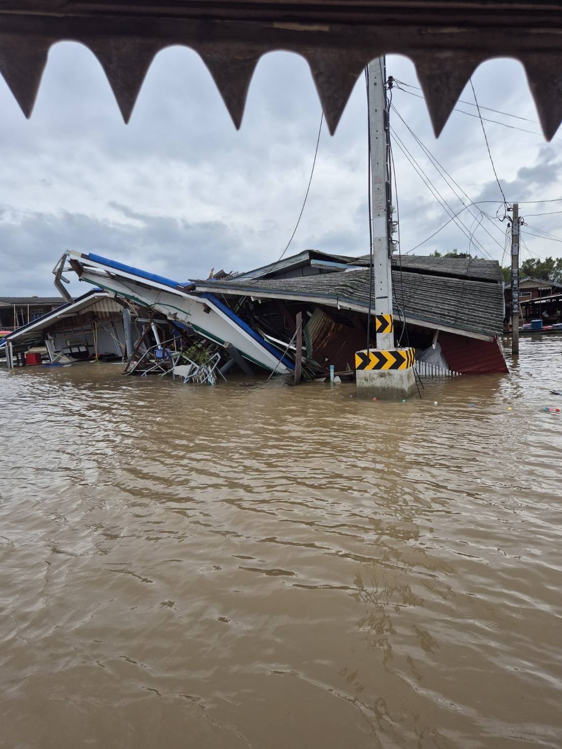 MEA การไฟฟ้านครหลวง เร่งระดมเจ้าหน้าที่ ลุยน้ำ-ลงพื้นที่ เร่งแก้ไขไฟฟ้าดับ จากเหตุเรือหัวลากชนบ้านเรือนประชาชน