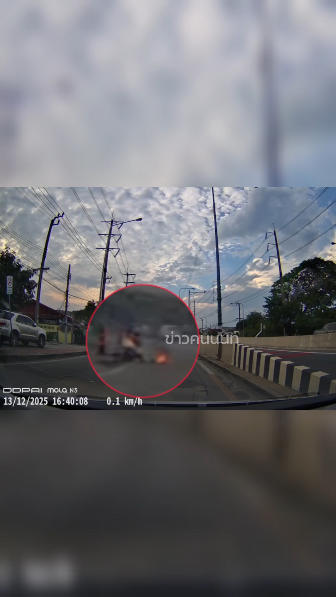 คลิป หนุ่มขี่รถมอไซค์ควันท่วม ก่อนต้องกระโดดหนี