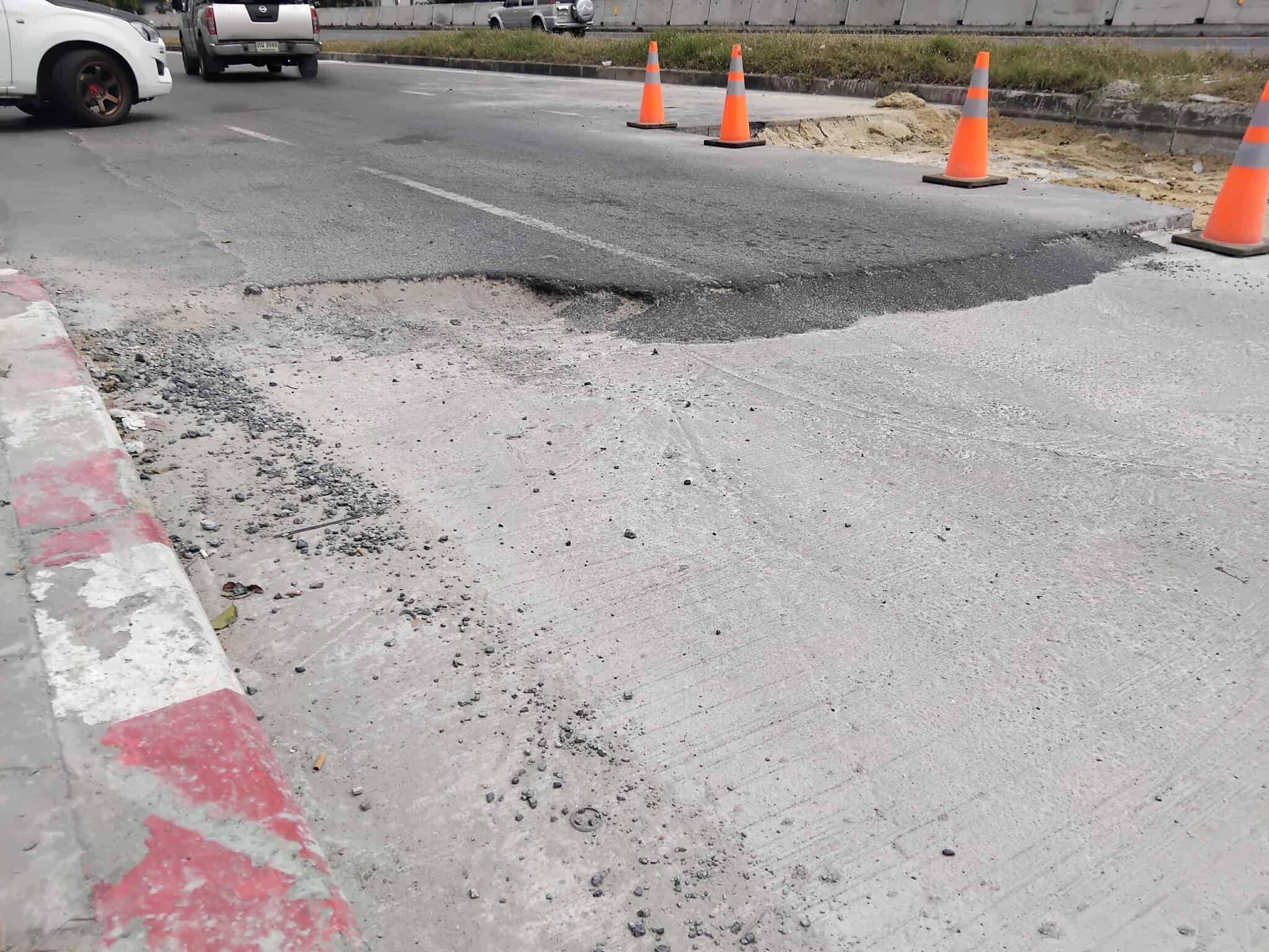 ฝากเจ้าหน้าที่ตรวจสอบด้วยจ้า รถมอไซด์ล้มกันไปหลายรายแล้ว ถนนนครอินทร์