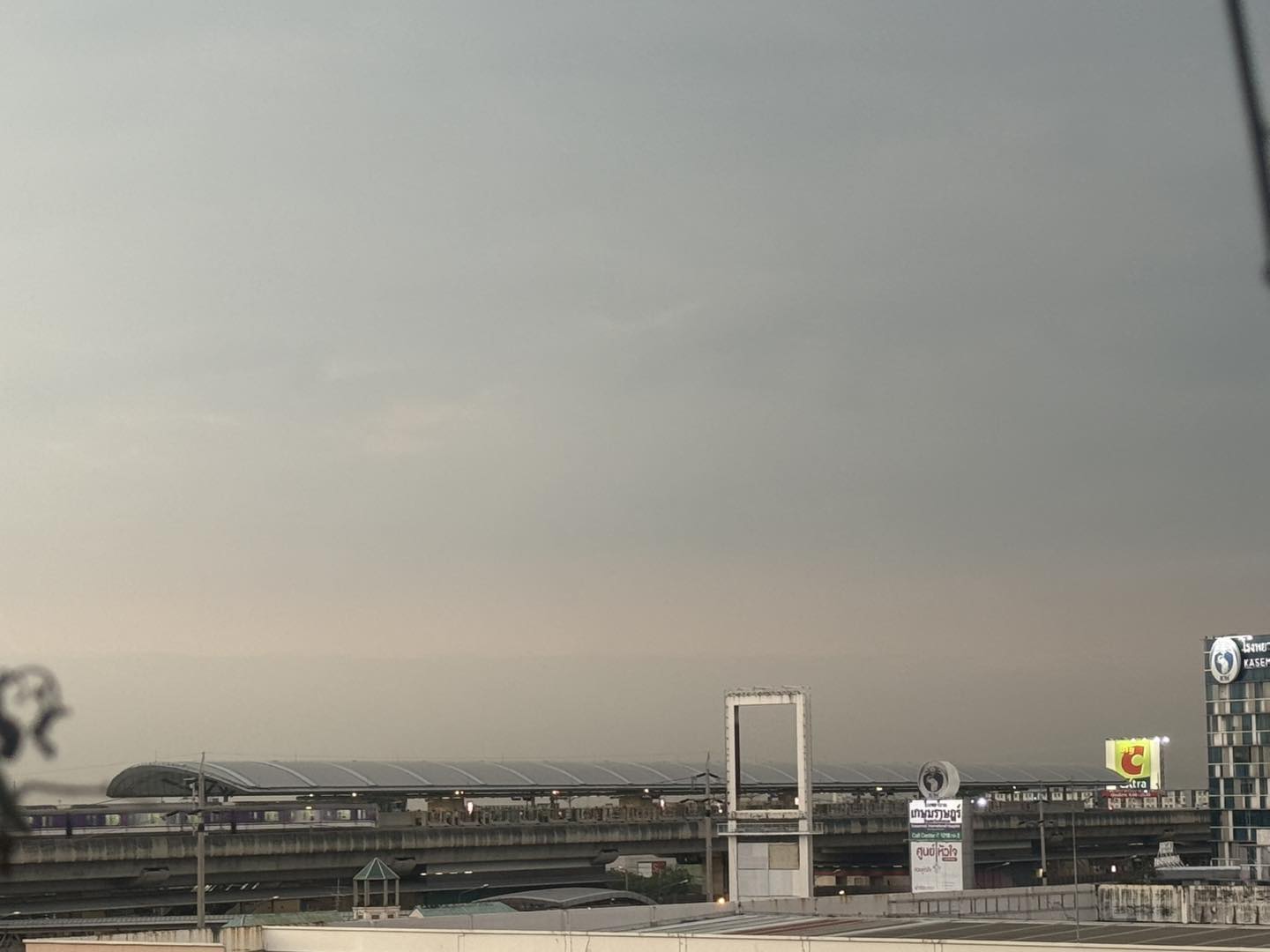 อึมครึมครึ้มๆ เย็นๆ เหมือนฝนจะตกมั้ยน้าาา หรือ อาจจะยังน้าาา ??