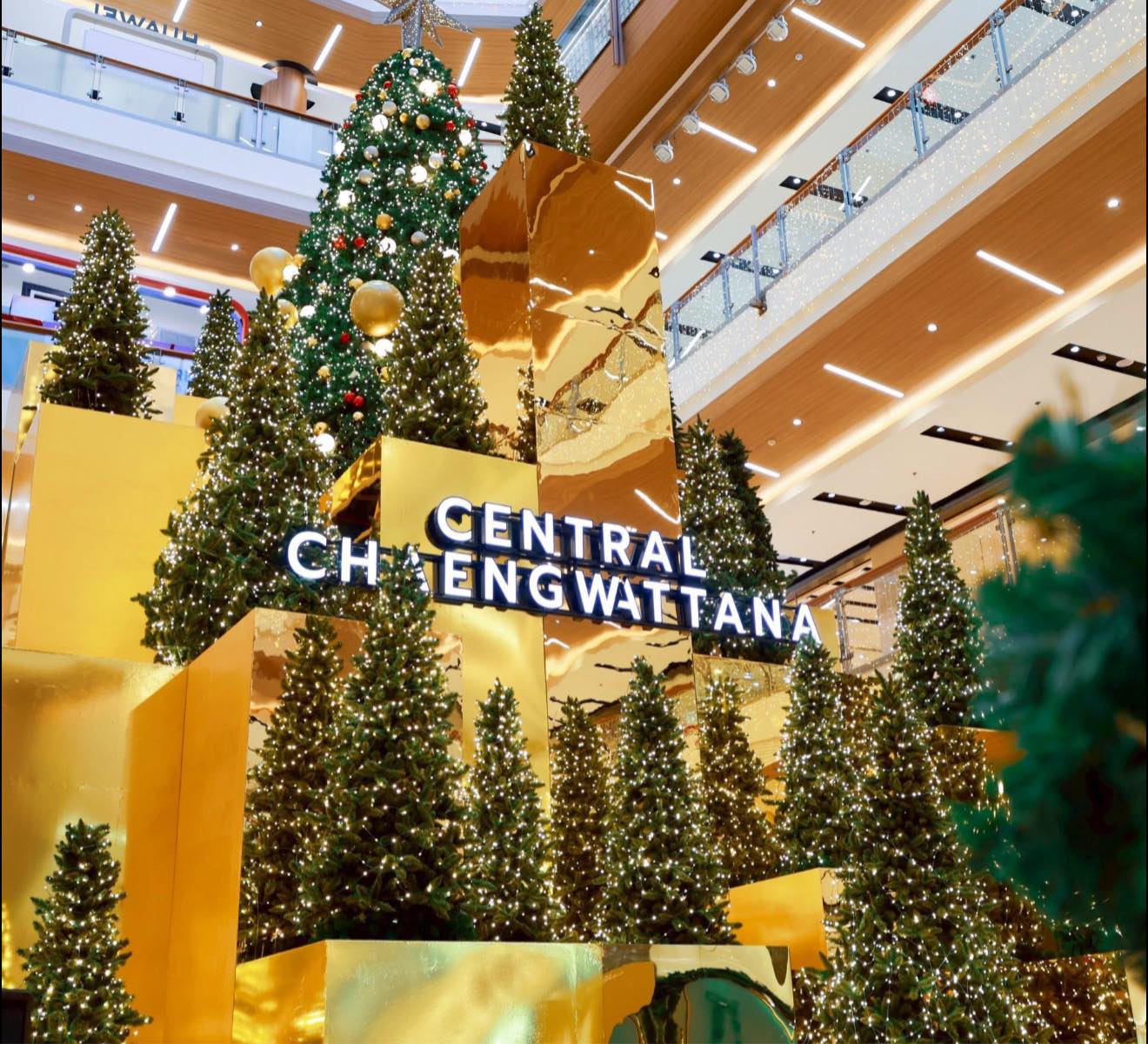 มาถ่ายรูปสวยๆ กันเถอะๆ กับประติมากรรมคริสต์มาสสุด “modern art” หรูหรา ณ เซ็นทรัล แจ้งวัฒนะ