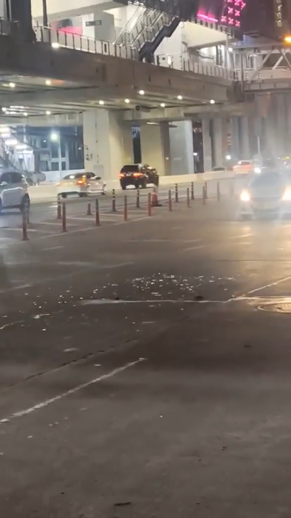 ระวัง…เศษกระจกบนพื้นผิวถนน ถนนรัตนาธิเบศร์