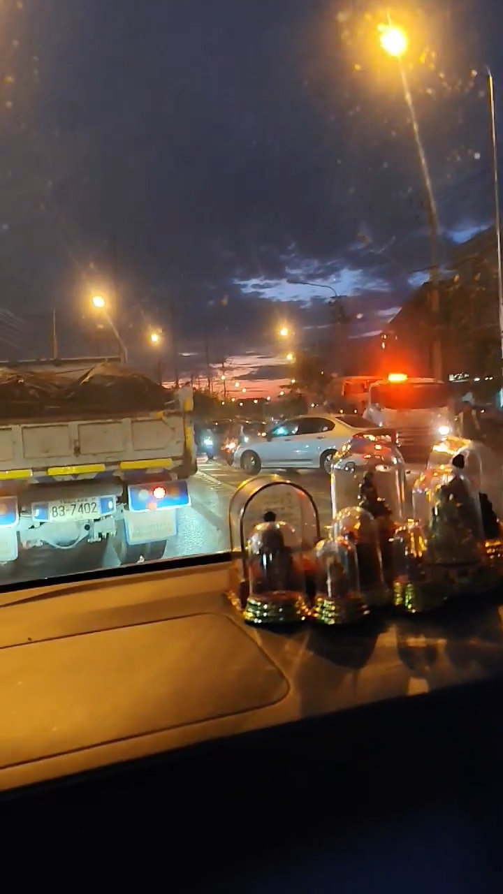 อุบัติเหตุระหว่าง รถจักรยายนต์ กับ รถยนต์ ถนนซอยวัดลาดปลาดุก