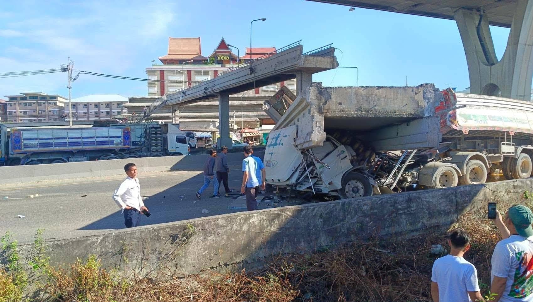 รถบรรทุกดั๊ม ฟาดสะพานลอยคนข้ามถล่มลงมา ทับหัวรถบรรทุก และรถกระบะ