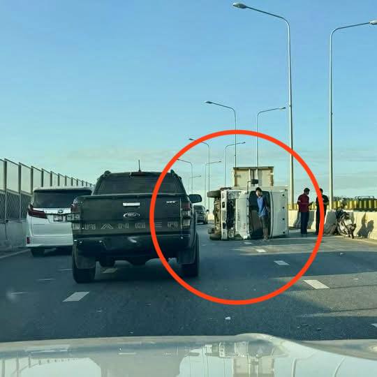 รถพลิกตะแคง รถติดหนัก โปรดวางแผนการเดินทาง