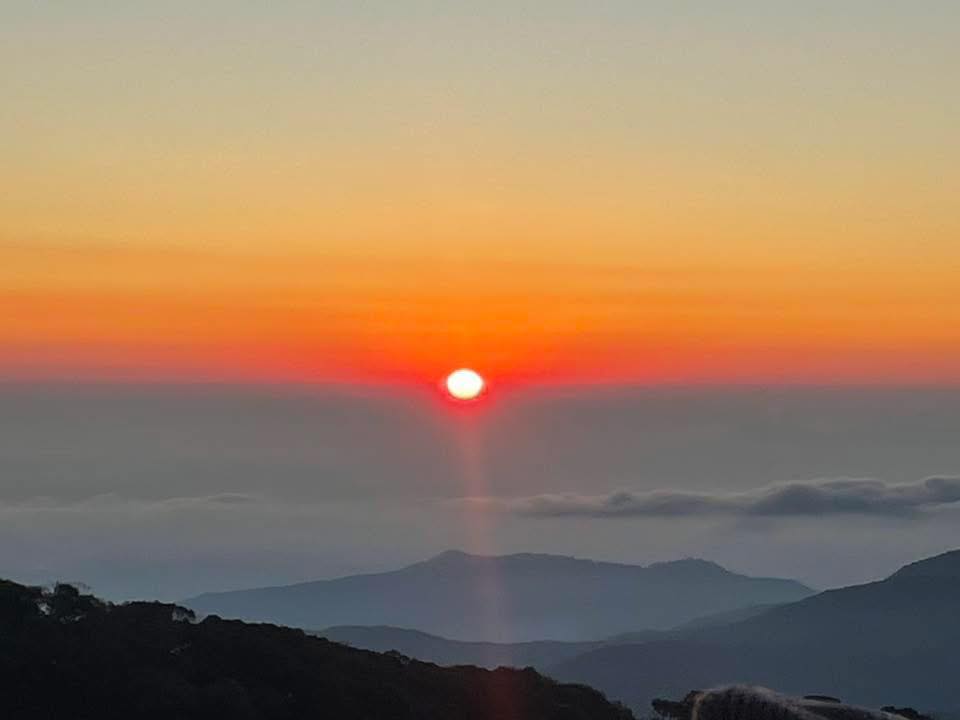 แสงแรกแห่งสายหมอกหนาวจัด 4 องศา  และเกิดเหมยขาบ (แม่คะนิ้ง) นับเป็นครั้งที่ 12 ของฤดูหนาวปีนี้