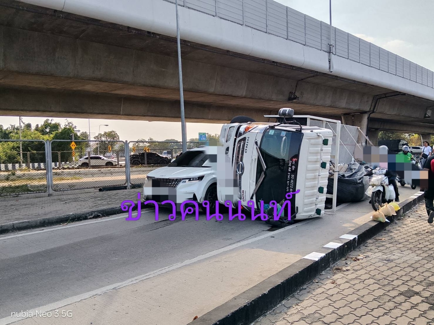 อุบัติเหตุรถบรรทุกหกล้อพลิกตะแคง จุดกลับรถใต้ต่างระดับบางคูเวียง