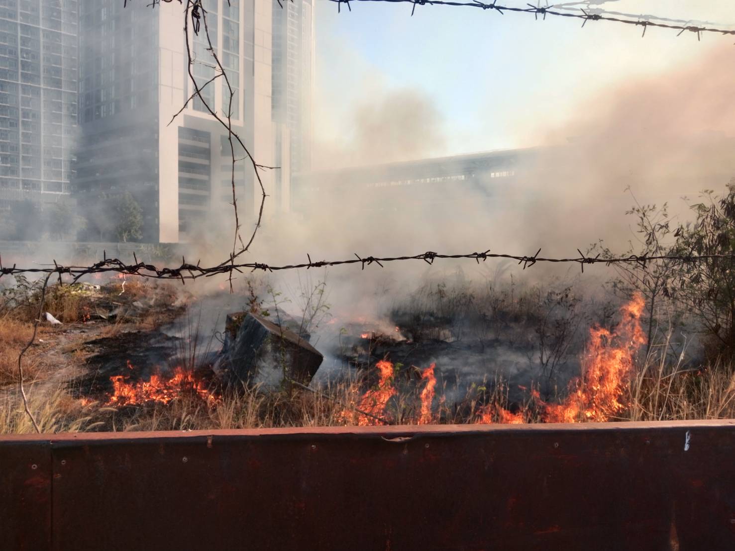 16:00 น. รับแจ้งเหตุเพลิงไหม้ป่าหญ้า ตรงข้ามสถานีรถไฟฟ้าแยกติวานนท์