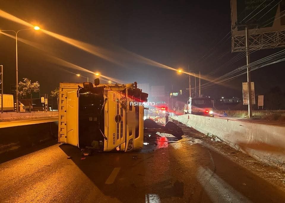 อุบัติเหตุ…รถบรรทุกพลิกตะแคง ถนนราชพฤกษ์ขาเข้า