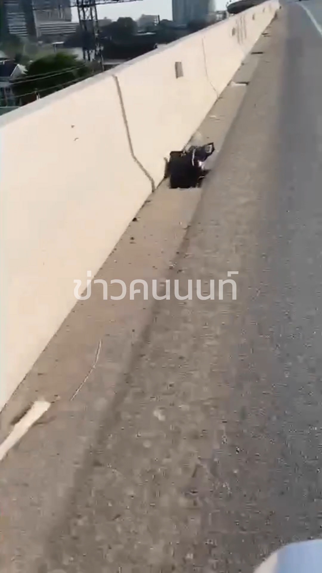 แอดครับวันนี้ขับรถผ่านสะพานพระนั่งเกล้า เห็นตามท่อระบายน้ำขยะเต็มท่อเลยครับ