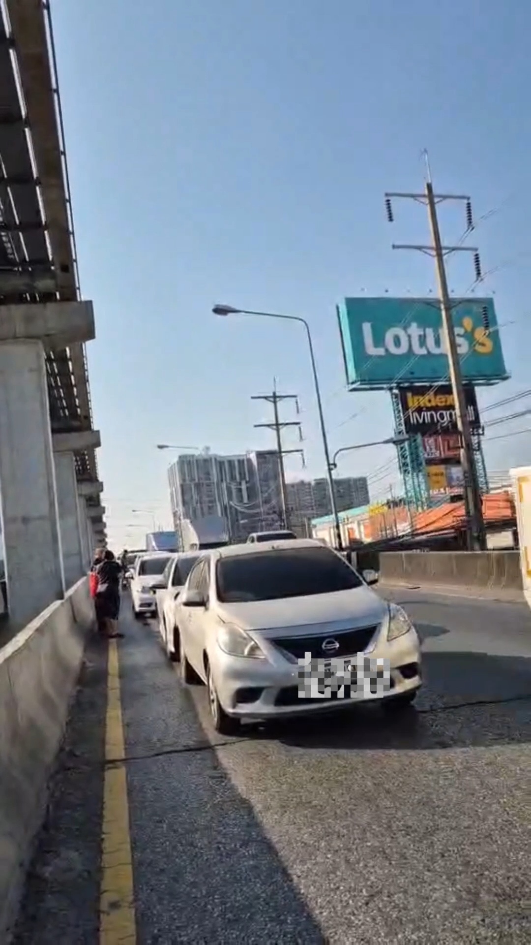 อุบัติเหตุ…รถชนกันหลายคัน บนสะพานข้ามแยกคลองประปา