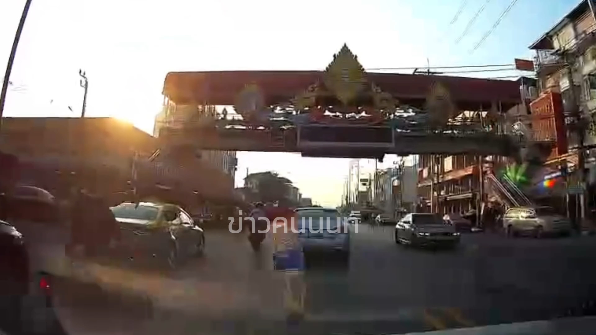 คนไทยด้วยกันอย่าไปยอม มอไซค์ปาขวดใส่รถยนต์