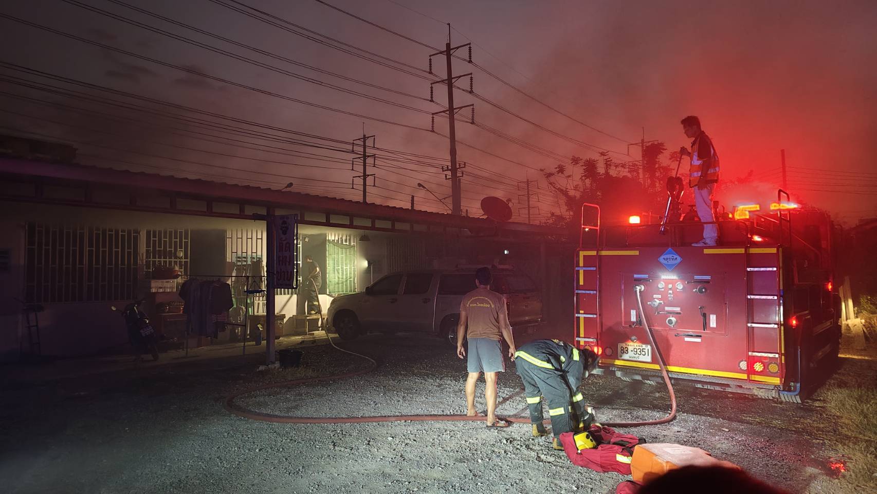 เพลิงไหม้บ้านเรือนประชาชน พื้นที่ไทรน้อย > ใกล้เคียงแถวโรงไฟฟ้าไทรน้อย จ.นนทบุรี