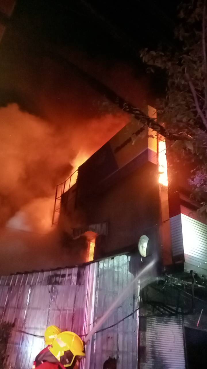 เหตุเพลิงไหม้ร้านจำหน่ายยางรถยนต์ ซอยงามวงศ์วาน 55