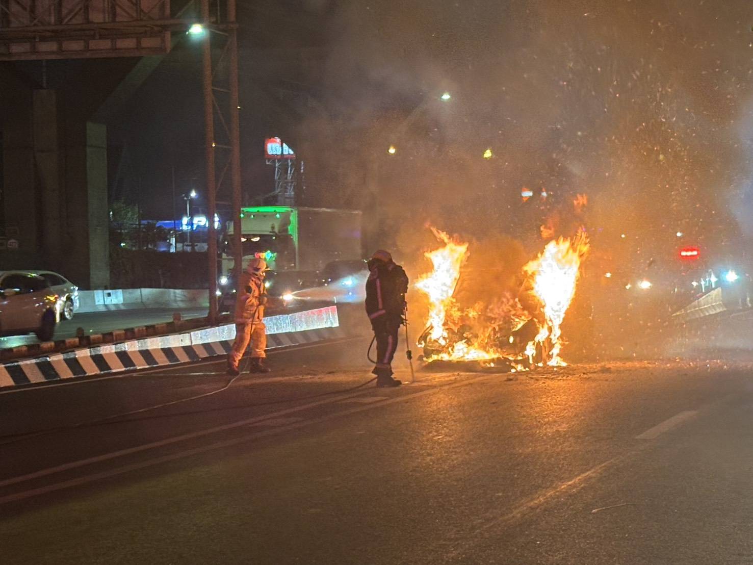 เกิดเหตุเพลิงไหม้รถยนต์ ถนนวิภาวดี-รังสิต ขาออก ช่องคู่ขนาน