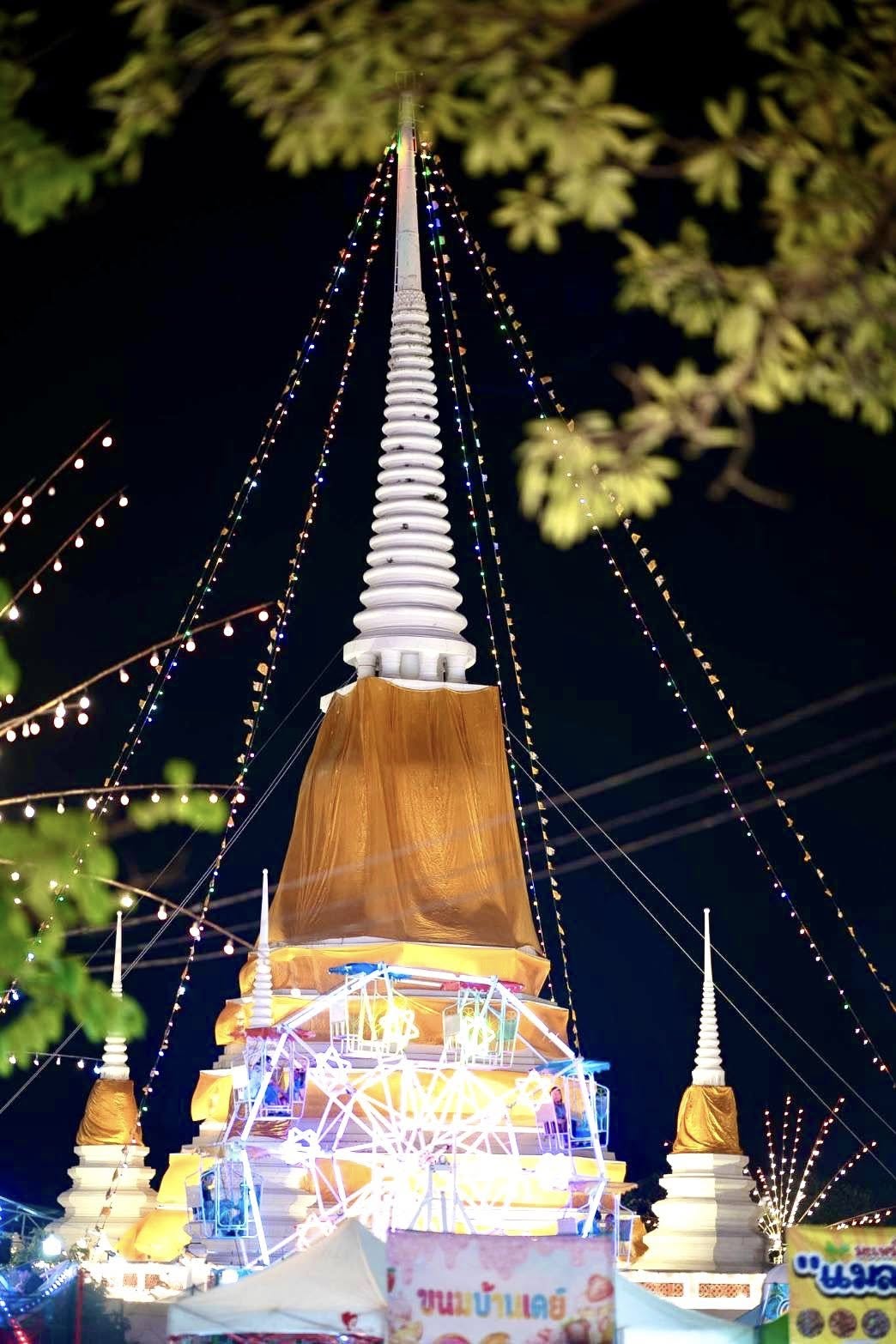 ครั้งหนึ่ง ครั้งนึงจำได้อ่ะป่าววว เพลิดเพลินไปเดินด้วยกัน เที่ยวงานวัดใหญ่ๆ ณ วัดเขมาภิรตารามราชวรวิหาร