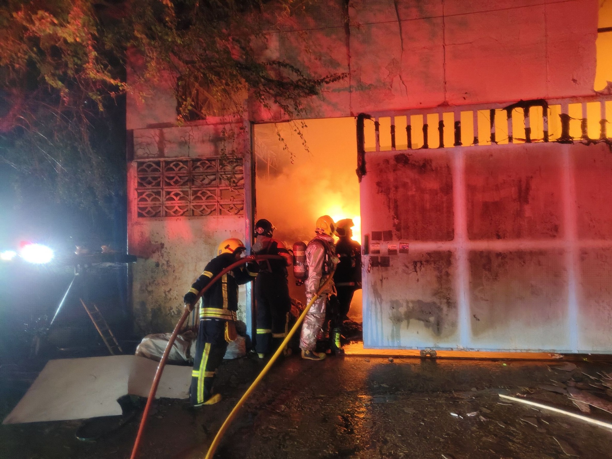 เพลิงไหม้ใน ซ.วัดลาดปลาดุก โกดังเสื้อผ้ามือสอง