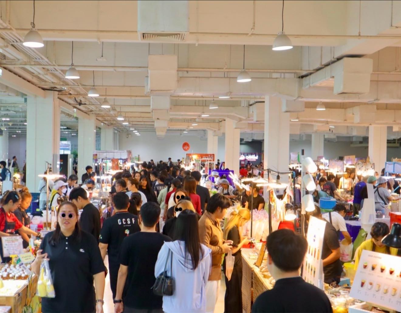 หิวมั้ยๆ ไปหาของกินของขายแยะและคนก็เยอะอยู่จ้า งานตลาดนัดปัญญาภิวัฒน์