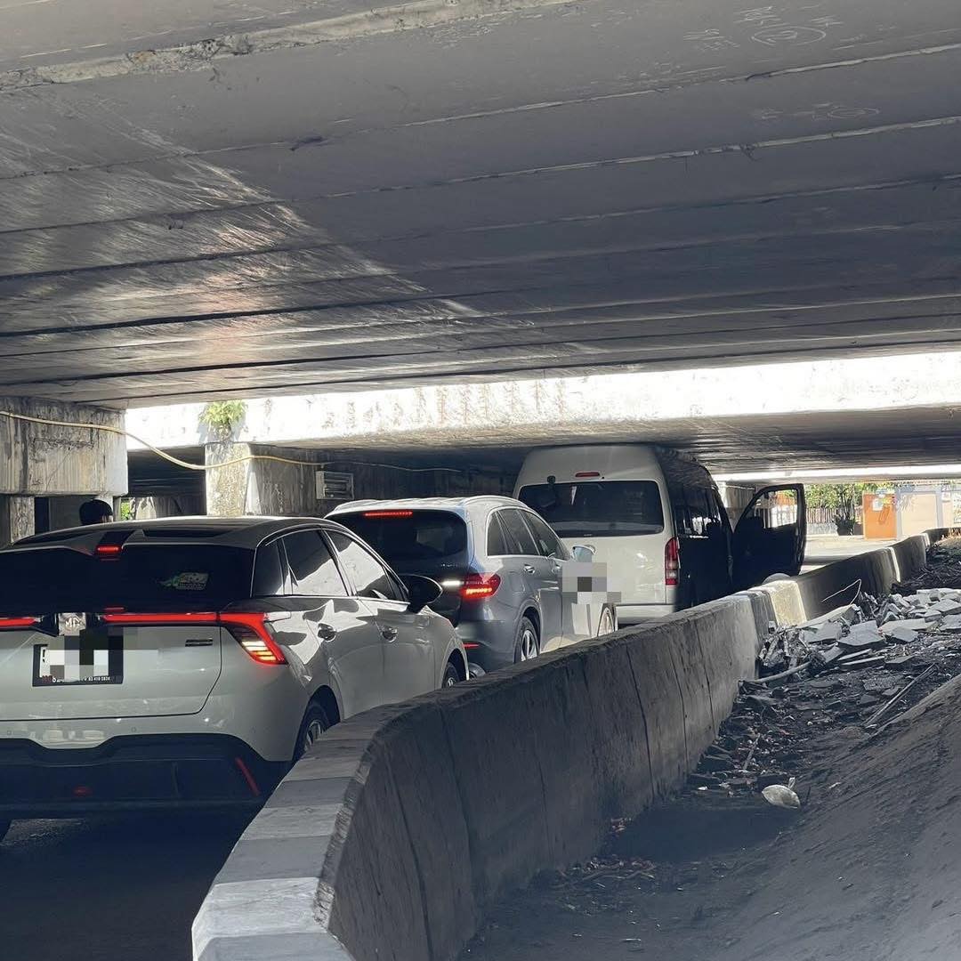 รถตู้ .. หลังคาติดใต้สะพาน รถติด